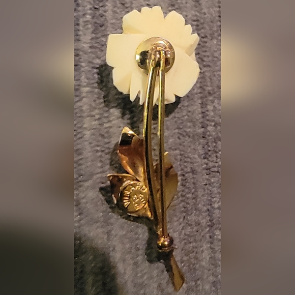 Vintage signed WINARD 12K GF carved white rose brooch pin and red unsigned - Picture 4 of 7